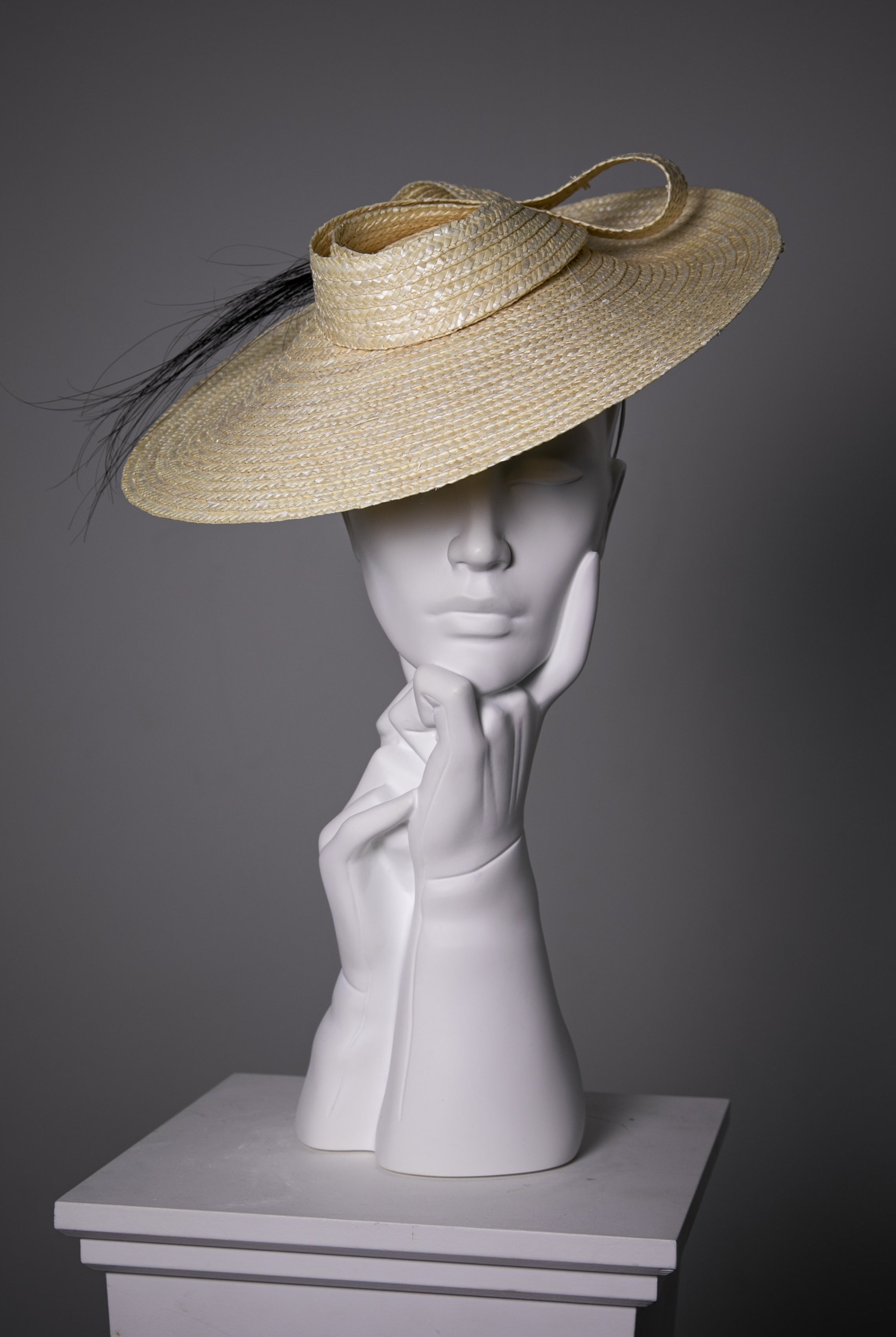 フェザーディテール付きストローカンカン帽 - クロエ - 帽子レンタル - レース当日 - マギー・モウブレイ製帽所